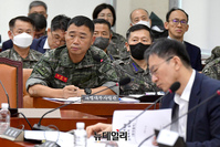 [포토] 의원들의 질문에 답하는 정종범 해병대부사령관