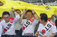 [포토] '오염수 규탄' 퍼포먼스 하는 이재명 민주당 대표