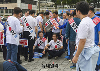 [포토] 행진 후 바닥에 앉은 이재명-정청래