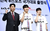 [포토] 항저우 아시안게임 피파 온라인4 대표팀 '우승컵의 영광을 e스포츠로'