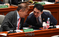 [포토] 대화 나누는 이상민·박민식