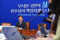 [포토] 기자들의 질문에 답하는 이재명 대표