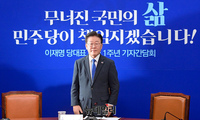 [포토] 취임 1주년 기자간담회 입장하는 이재명
