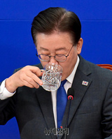 [포토] 물 마시는 이재명 더불어민주당 대표
