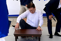 [포토] 국회 본관에 자리잡는 이재명 민주당 대표