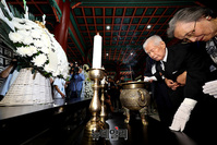 [포토] 참배하는 이인수 박사 "4.19 희생자와 유족에 깊은 위로와 사과"