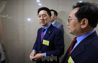 [포토] 취재진 질문에 답하는 김기현 국민의힘 대표