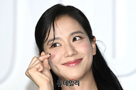 [포토] 지수 '꽃향기만 남기고 갈게요'