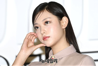 [포토] 해린, 볼하트하는 고양이