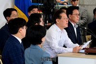 [포토] 단식농성장서 최고위 이어가는 이재명 대표