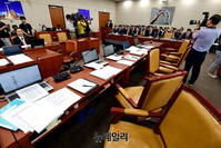 [포토] 이동관 방통위원장 제안설명에 퇴장한 민주당 의원들