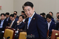 [포토] 과방위 첫 출석하는 이동관 방송통신위원장