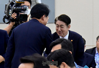 [포토] 참석자들과 인사 나누는 장제원 과방위원장