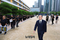 [포토] 서이초교사 49재 추도식 참석하는 윤재옥 원내대표