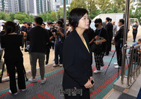 [포토] 서이초교사 49재 추도식 참석하는 이정미 대표