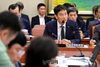 [포토] 라임펀드 특혜환매 관련 답변하는 이복현 금융감독원장