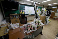 [포토] 서이초 교사 49재, 추모화환 놓인 교실