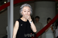 [포토] 윤여정 '대배우도 포토월은 어색해'