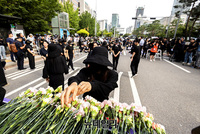 [포토] '서이초 교사 49재' 헌화하는 집회 참가자들