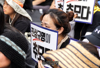 [포토] 서이초 교사 추모 집회, 눈물 흘리는 집회 참가자들