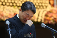 [포토] 서이초 교사 추모식서 눈물 훔치는 이주호 교육부 장관