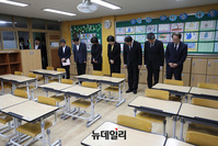 [포토] 서이초 교사 교실 방문한 이주호 교육부 장관