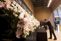 [포토] 헌화하는 임태희 경기교육감