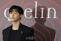 [포토] 강민혁, 잘 어울리는 수트핏