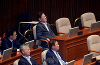 [포토] 본회의장서 눈감고 있는 이재명 대표