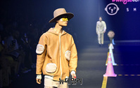 [포토] '실수해도 괜찮아' 이성빈 디자이너 와이쏘씨리얼즈 런웨이 1/3