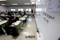 [포토] '킬러문항 배제' 처음이자 마지막 모의평가 보는 수험생들
