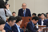 [포토] 무단 퇴장 사과하는 윤종진 국가보훈부 차관