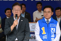 [포토] 진교훈 후보에게 발언하는  이재명 대표