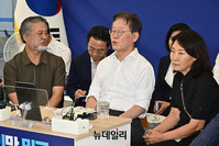 [포토] 단식농성장서 이태원 유가족 만난 이재명 대표