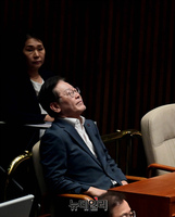 [포토] 단식 7일, 본회의 참석한 이재명 민주당 대표