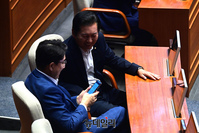 [포토] 대화 나누는 권성동-정청래