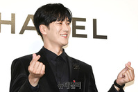 [포토] 안보현 '내 하트를 받아줘'  