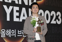 [포토] 올해의프로그램상 수상한 신현빈 PD