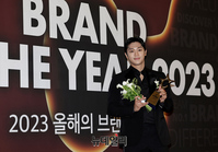 [포토] 배우 이신영, 올해의 남자배우상 수상