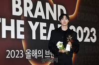 [포토] 배우 추영우, 올해의 남자배우상 수상