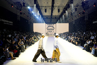 [포토] '눈 내리는 패션쇼' 김세형 디자이너 아조바이아조 런웨이 2/3