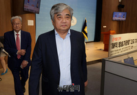 [포토] 해직 방송기관장 기자회견, 회의장 떠나는 한상혁 전 방통위원장