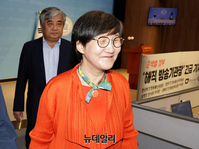 [포토] 긴급기자회견 직후 회견장 떠나는 권태선 전 이사장