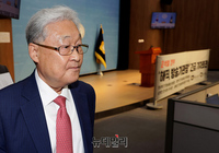 [포토] 기자회견장 떠나는 정연주 전 방심위원장 