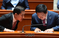 [포토] 대화 나누는 김기현 대표와 박대출 정책위의장