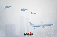 [포토] '국군의 날 축하비행 연습' 서울하늘 가르는 우리공군