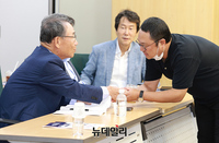 [포토] '가짜뉴스 선거공작' 토론회, 인사나누는 '김인규-허성권'