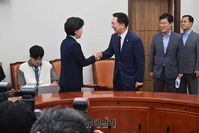 [포토] 악수 나누는 김기현·양향자