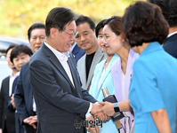 [포토] 동료의원들과 인사나누며 출석하는 이재명 대표