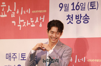 [포토] 배우 하준, 수줍은 손하트